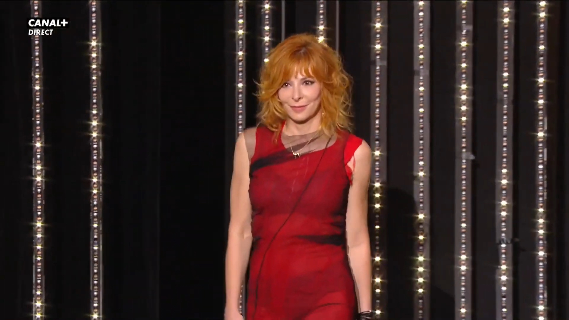 Présentation et entrée de Mylène Farmer dans la salle du Festival de Cannes